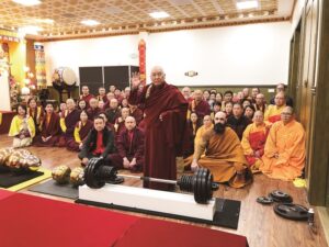 年近九十岁的圣德开初教尊当众单手拿起了两百磅金刚杵悬空七秒上基座