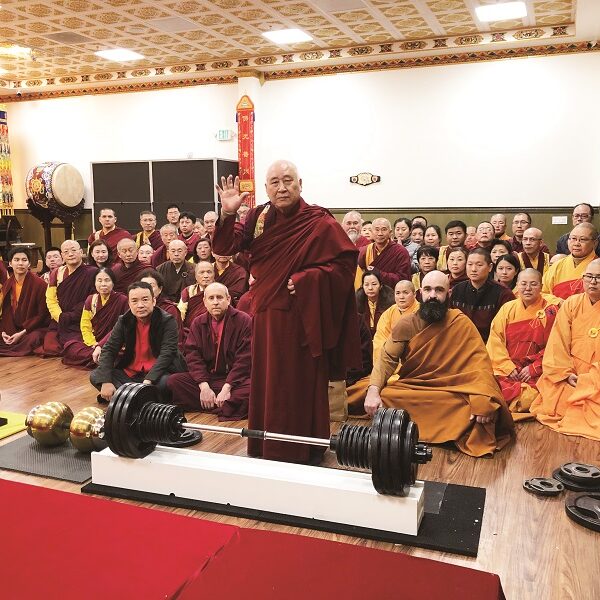 年近九十岁的圣德开初教尊当众单手拿起了两百磅金刚杵悬空七秒上基座